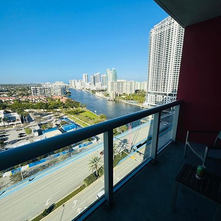 Lovely 2Bed 1Bath Condo With Private Balcony 18Th Floor Hallandale Beach Exteriör bild