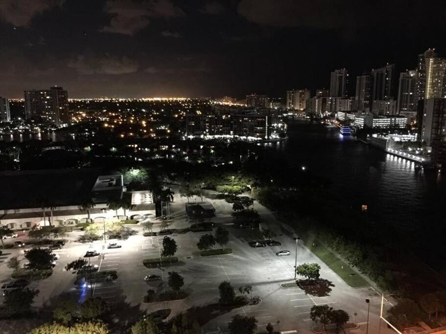 Lovely 2Bed 1Bath Condo With Private Balcony 18Th Floor Hallandale Beach Exteriör bild