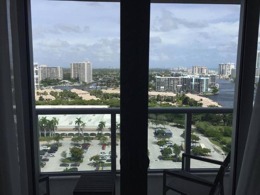 Lovely 2Bed 1Bath Condo With Private Balcony 18Th Floor Hallandale Beach Exteriör bild