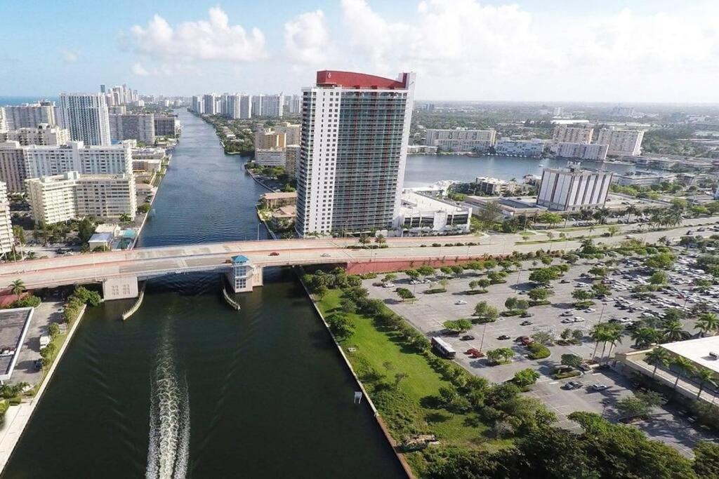 Lovely 2Bed 1Bath Condo With Private Balcony 18Th Floor Hallandale Beach Exteriör bild