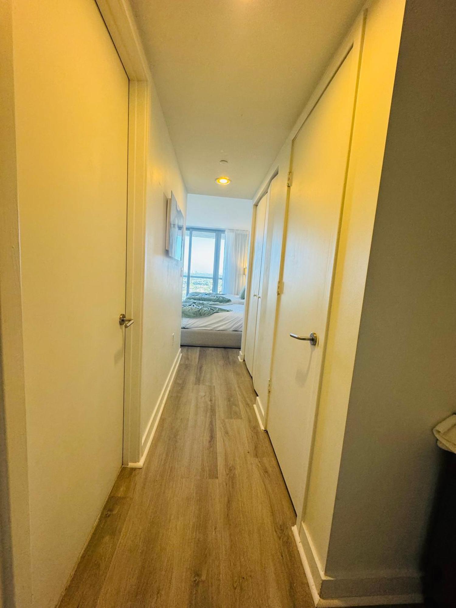 Lovely 2Bed 1Bath Condo With Private Balcony 18Th Floor Hallandale Beach Exteriör bild