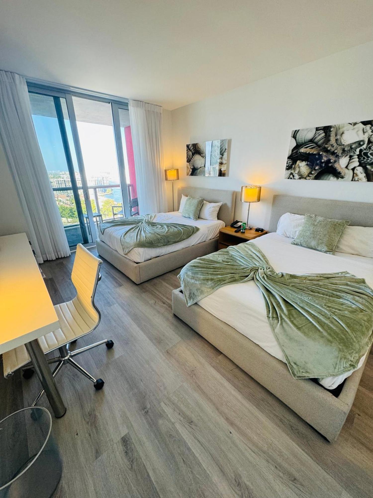 Lovely 2Bed 1Bath Condo With Private Balcony 18Th Floor Hallandale Beach Exteriör bild