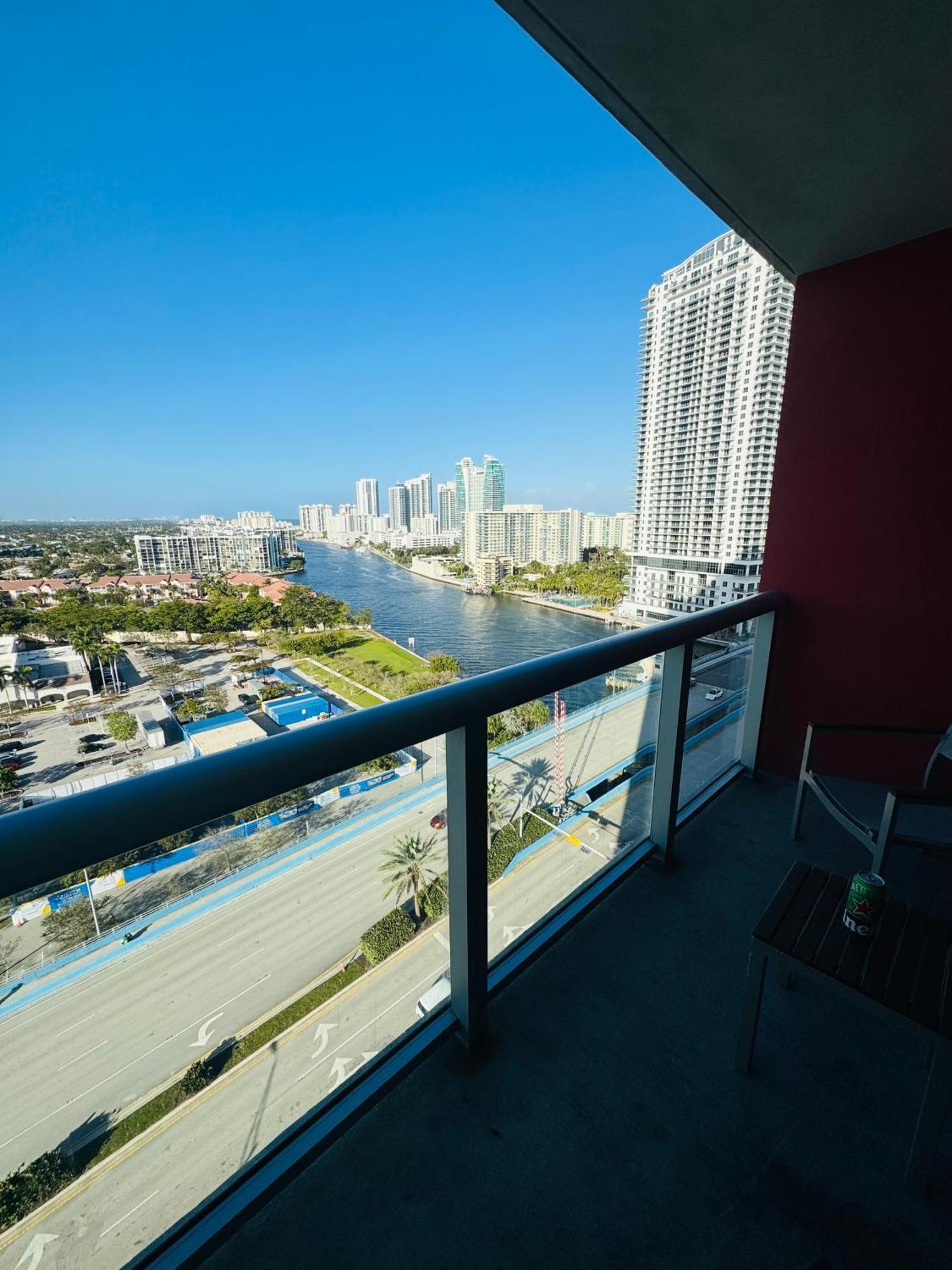 Lovely 2Bed 1Bath Condo With Private Balcony 18Th Floor Hallandale Beach Exteriör bild