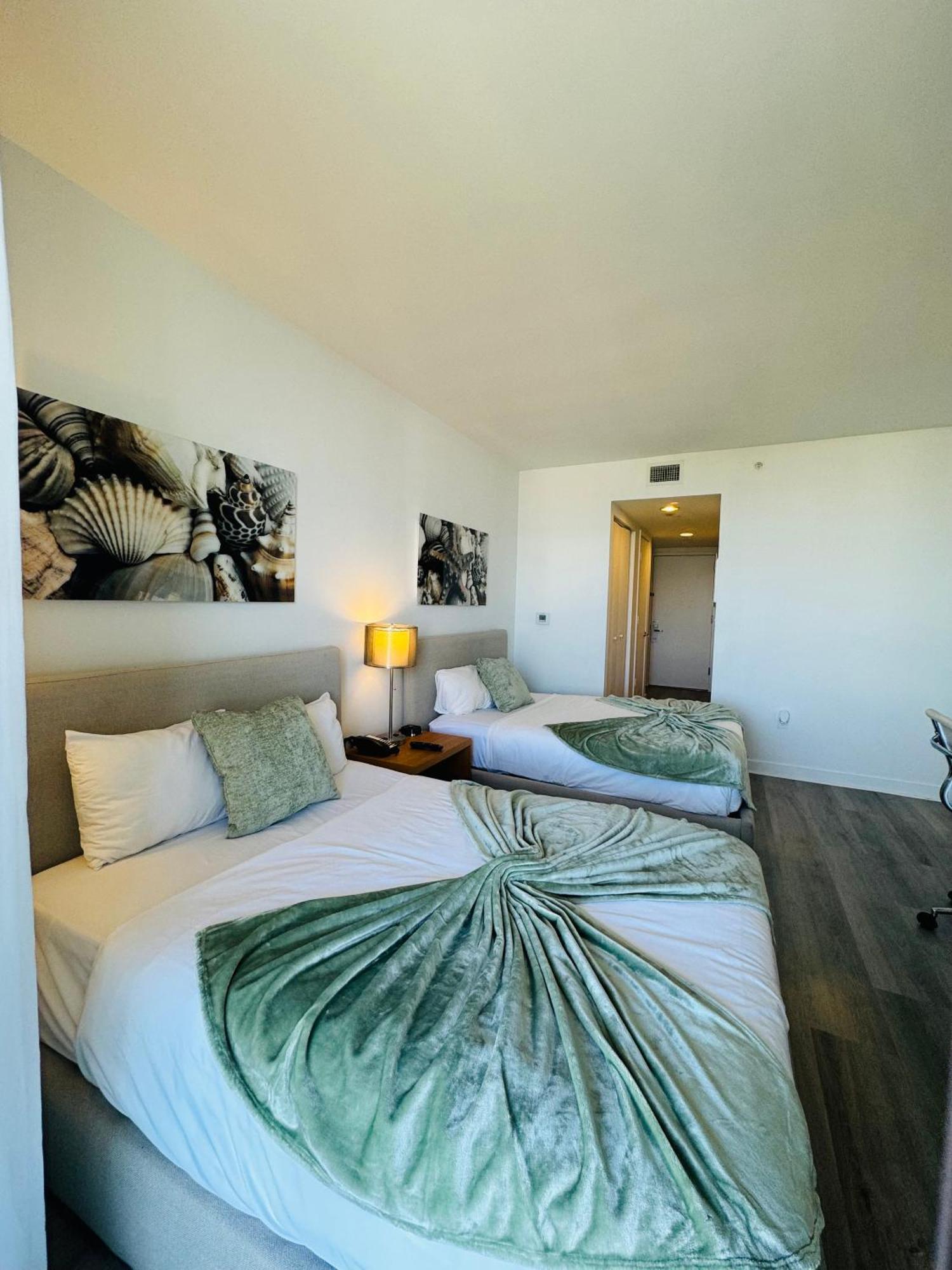 Lovely 2Bed 1Bath Condo With Private Balcony 18Th Floor Hallandale Beach Exteriör bild