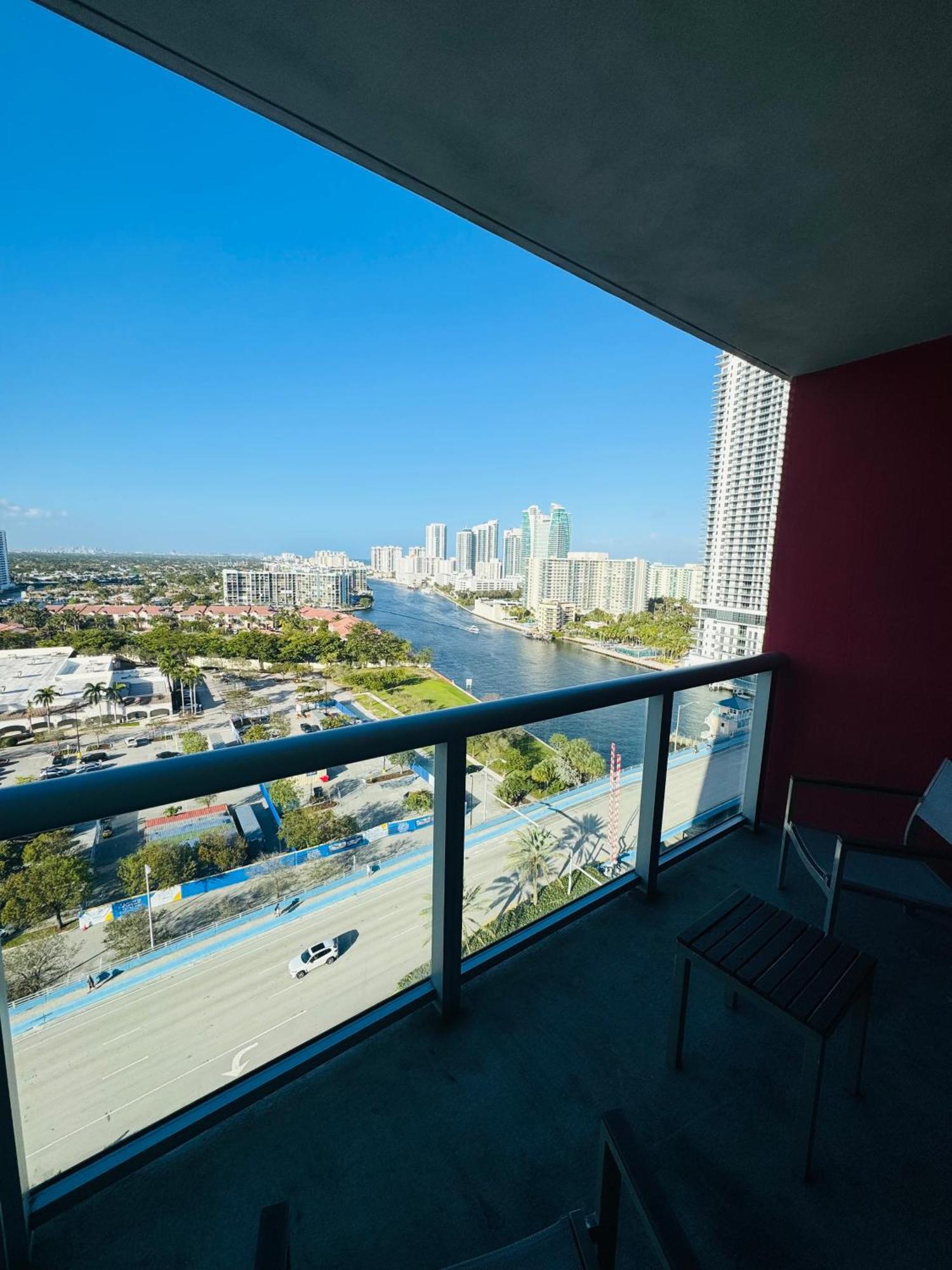 Lovely 2Bed 1Bath Condo With Private Balcony 18Th Floor Hallandale Beach Exteriör bild