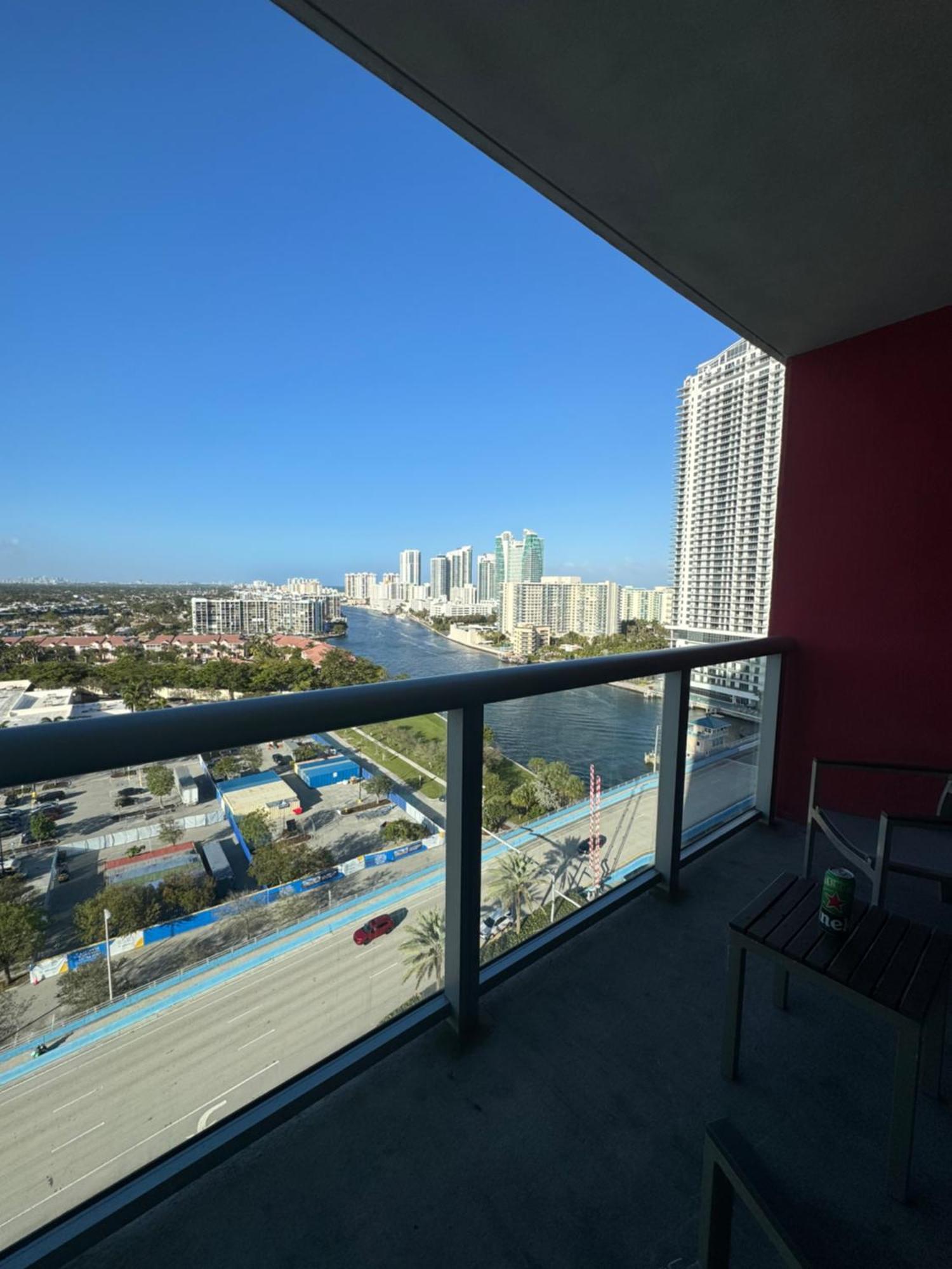 Lovely 2Bed 1Bath Condo With Private Balcony 18Th Floor Hallandale Beach Exteriör bild