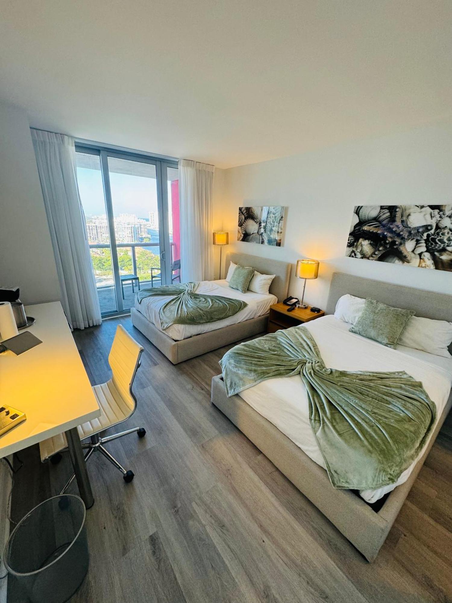 Lovely 2Bed 1Bath Condo With Private Balcony 18Th Floor Hallandale Beach Exteriör bild