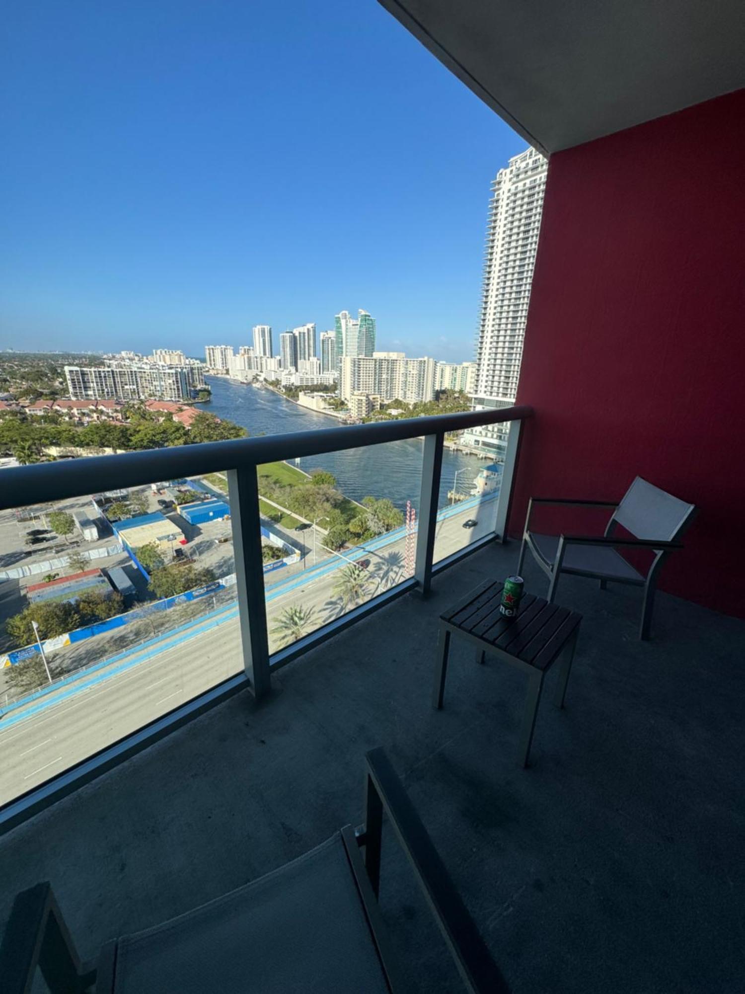 Lovely 2Bed 1Bath Condo With Private Balcony 18Th Floor Hallandale Beach Exteriör bild