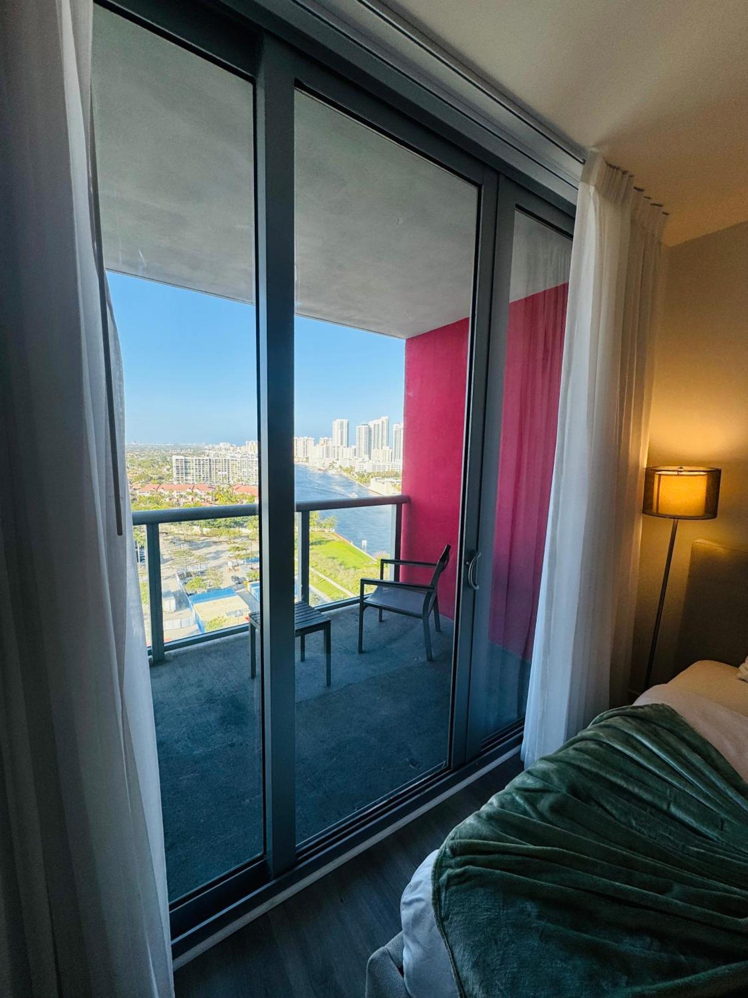 Lovely 2Bed 1Bath Condo With Private Balcony 18Th Floor Hallandale Beach Exteriör bild