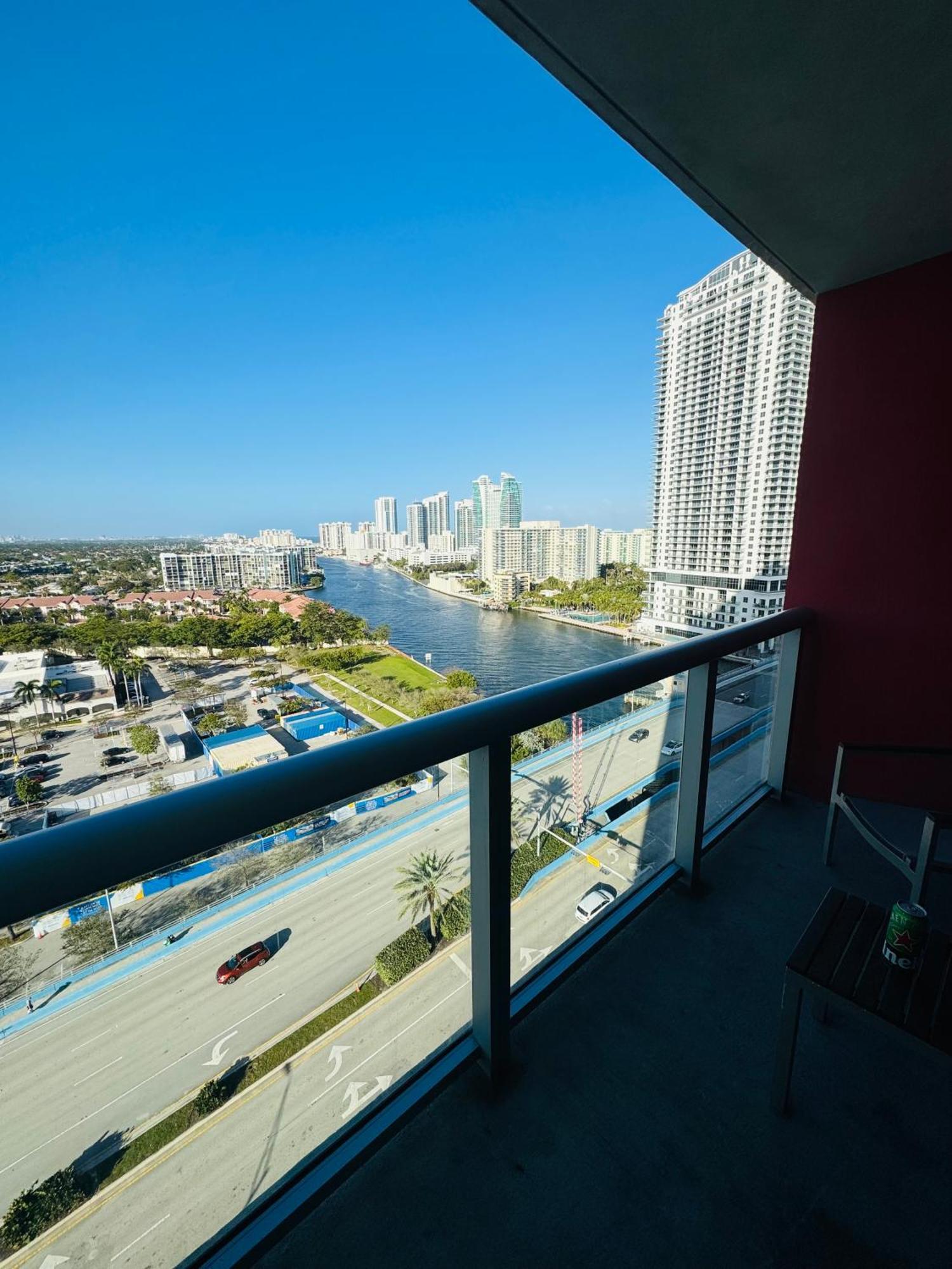 Lovely 2Bed 1Bath Condo With Private Balcony 18Th Floor Hallandale Beach Exteriör bild