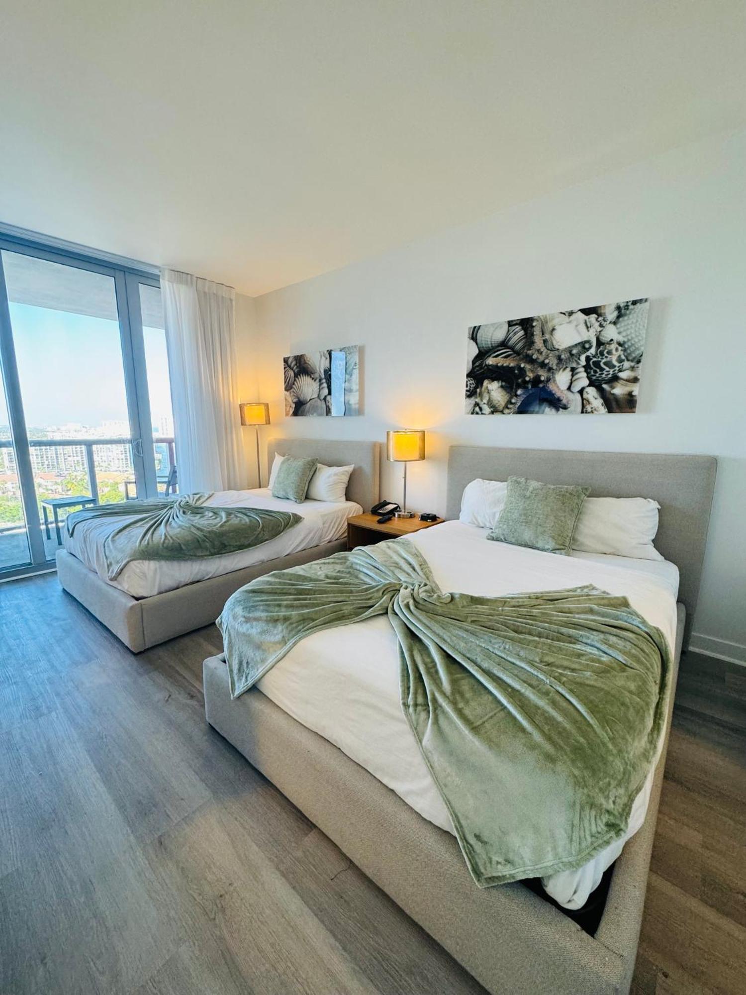 Lovely 2Bed 1Bath Condo With Private Balcony 18Th Floor Hallandale Beach Exteriör bild