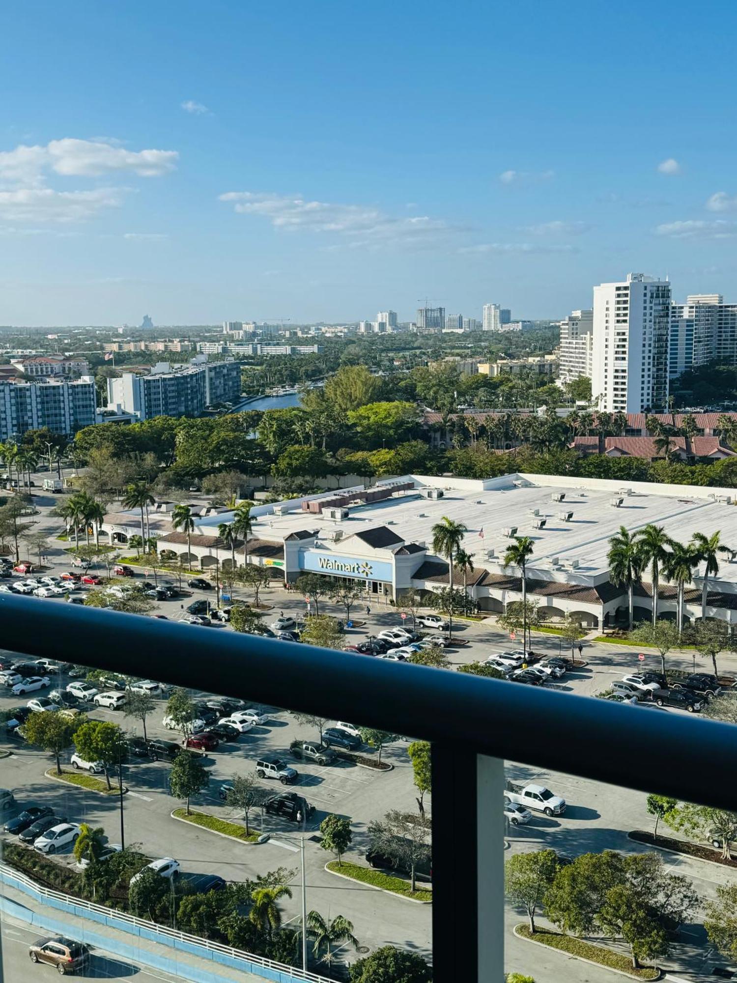 Lovely 2Bed 1Bath Condo With Private Balcony 18Th Floor Hallandale Beach Exteriör bild