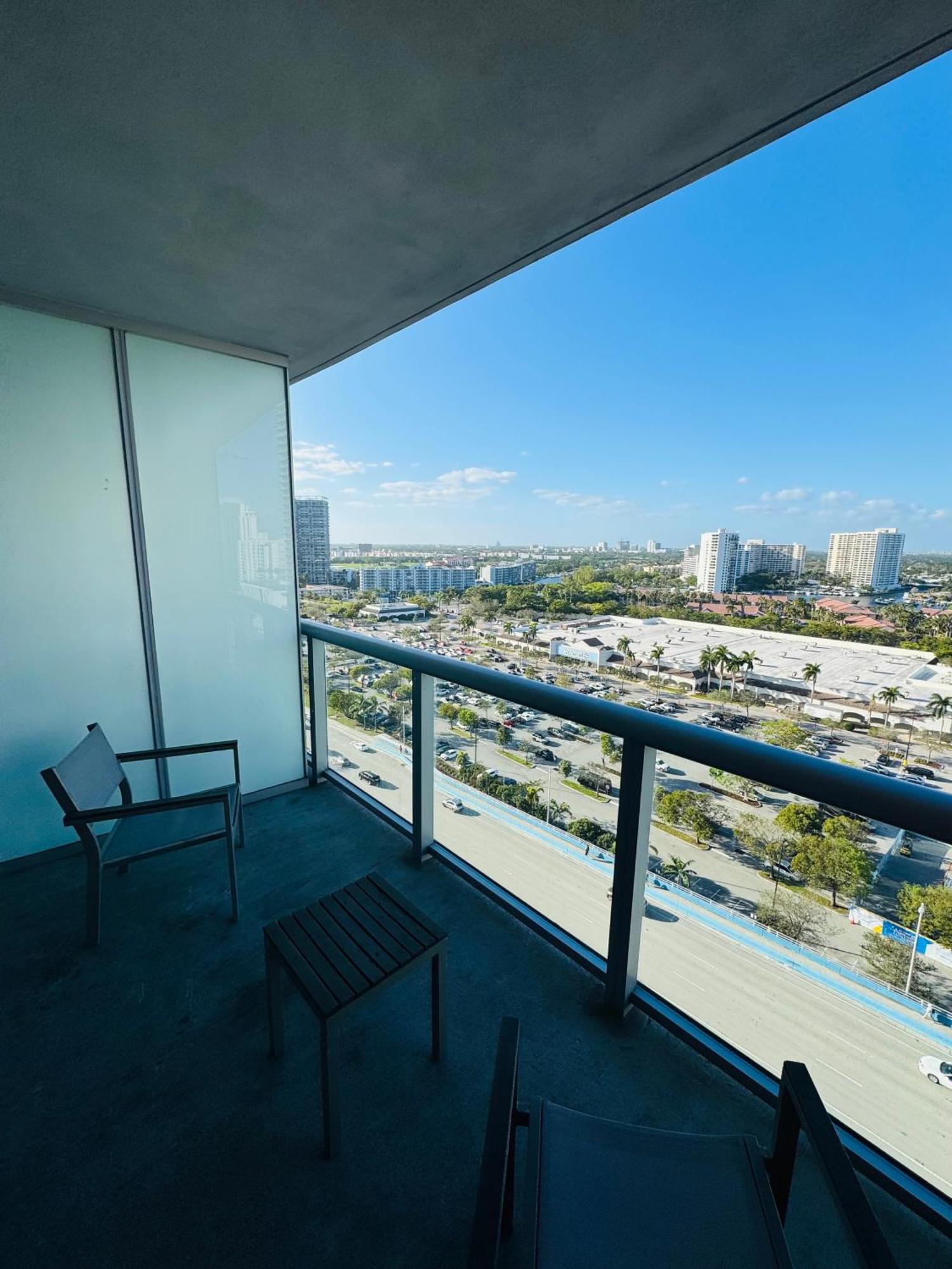 Lovely 2Bed 1Bath Condo With Private Balcony 18Th Floor Hallandale Beach Exteriör bild