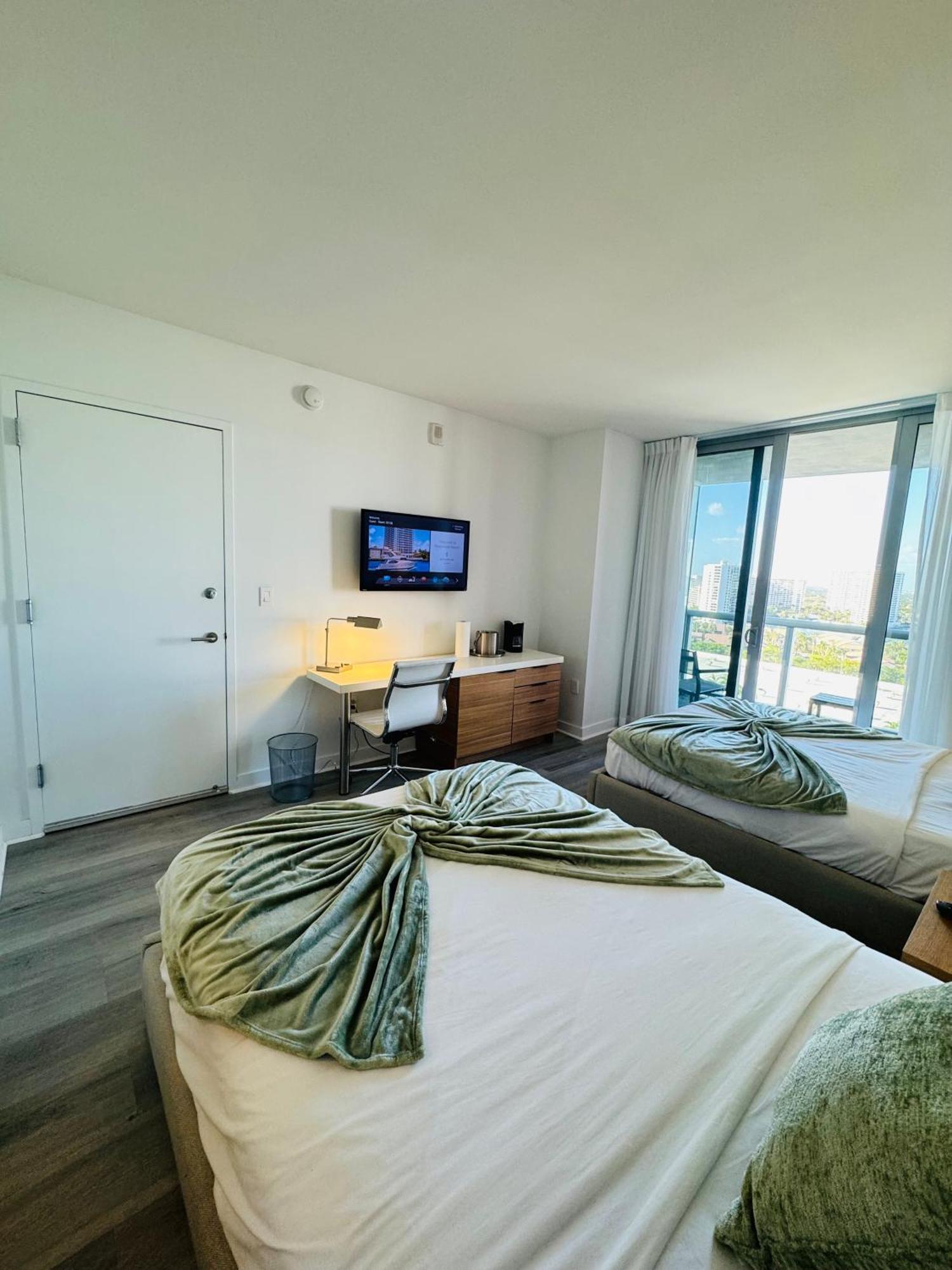 Lovely 2Bed 1Bath Condo With Private Balcony 18Th Floor Hallandale Beach Exteriör bild
