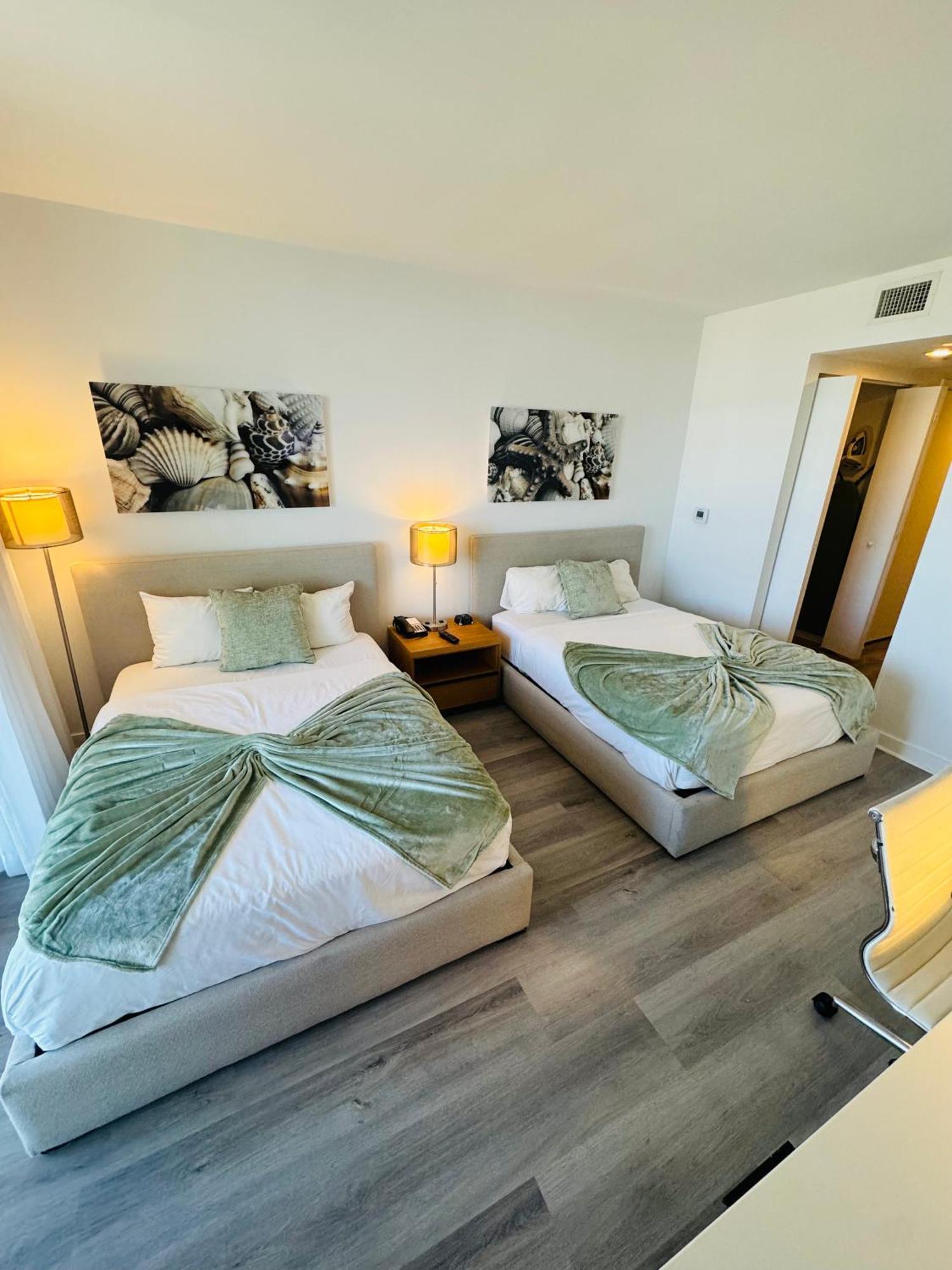 Lovely 2Bed 1Bath Condo With Private Balcony 18Th Floor Hallandale Beach Exteriör bild