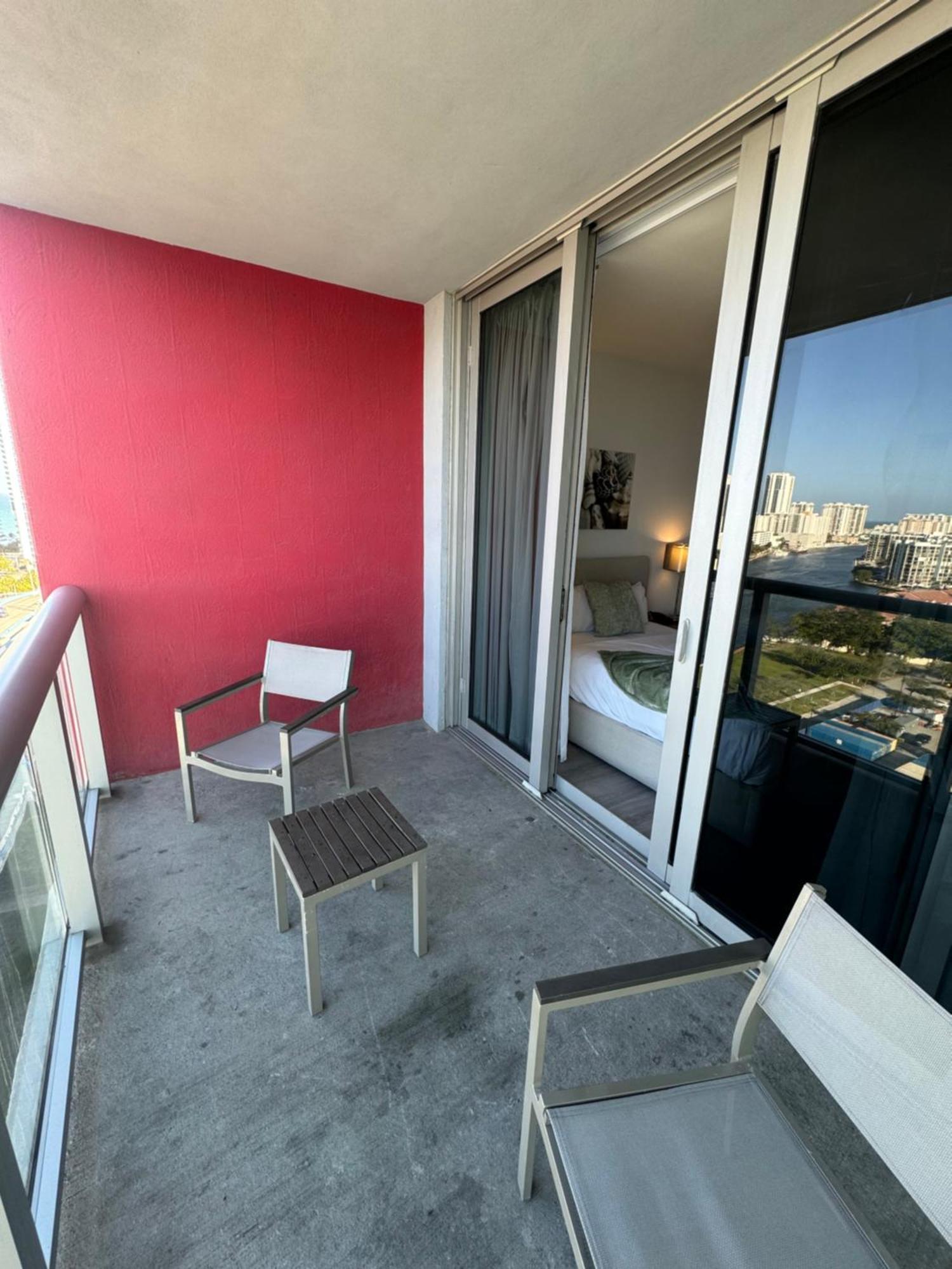 Lovely 2Bed 1Bath Condo With Private Balcony 18Th Floor Hallandale Beach Exteriör bild