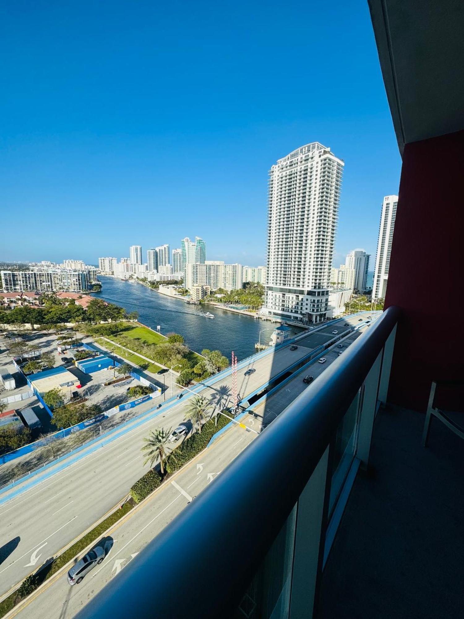 Lovely 2Bed 1Bath Condo With Private Balcony 18Th Floor Hallandale Beach Exteriör bild
