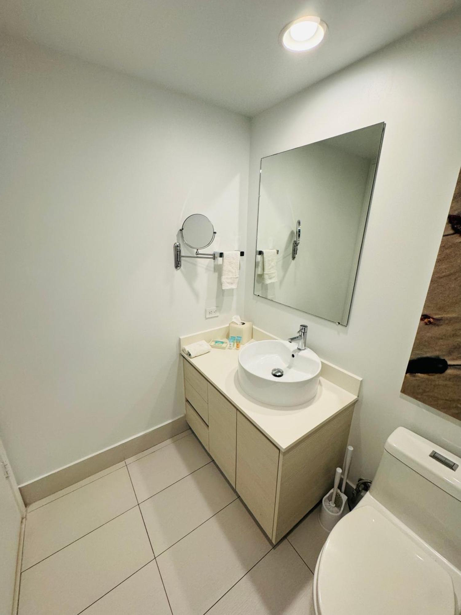 Lovely 2Bed 1Bath Condo With Private Balcony 18Th Floor Hallandale Beach Exteriör bild